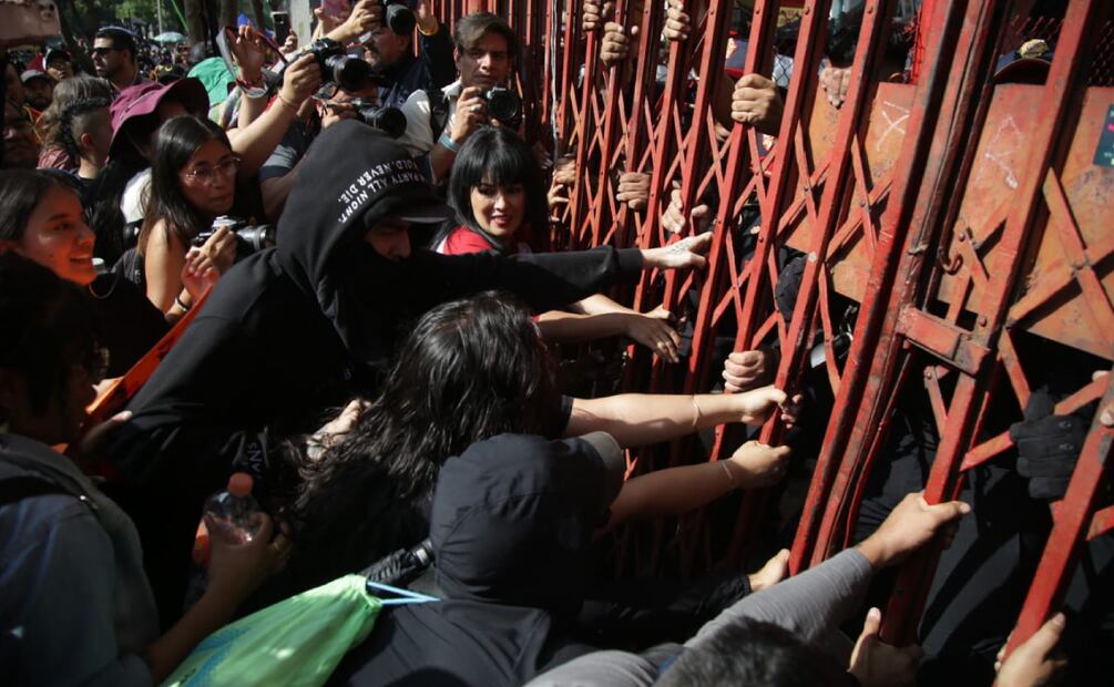 28 DE ENERO DE 2024, CIUDAD DE MÉXICO, MANIFESTACION CONTRA LA TAUROMAQUIA QUE CAMINÓ POR LA AVENIDA INSURGENTES HASTA LLEGAR A LA PLAZA DE TOROS MEXICO, LOS MANIFESTANTES INTENTARON TIRAR LA REJA DE LA ENTRADA PRINCIPAL. FOTOS: CARLOS MEJIA/EL UNIVERSAL