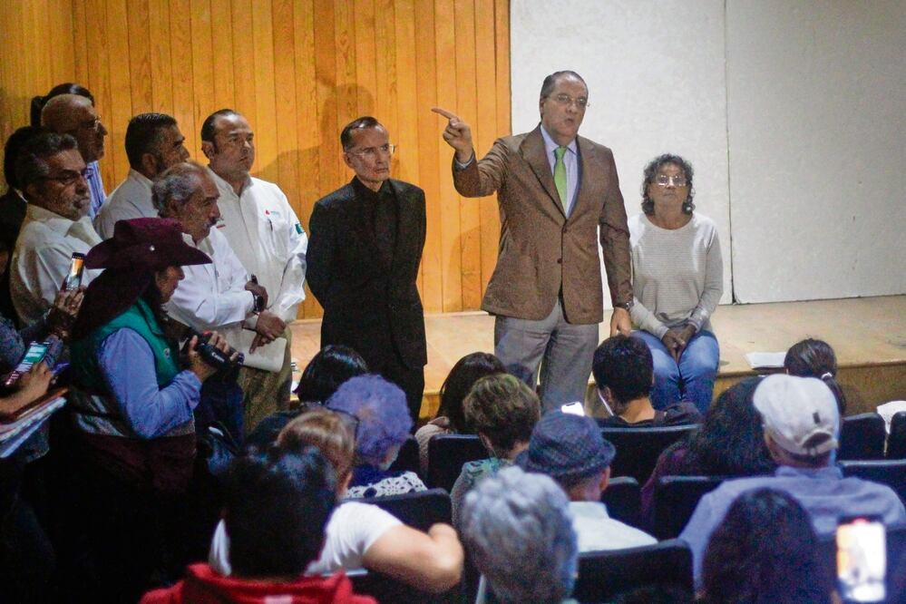 El director de Pemex Logística garantizó a vecinos de la GAM que no corren ningún peligro dentro ni fuera de sus domicilios. Foto: Luis Camacho EL UNIVERSAL