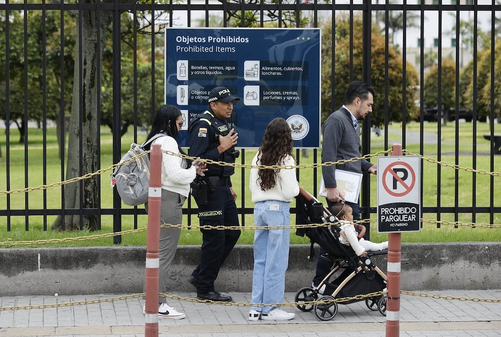 Colombianos esperan afuera de la embajada de Estados Unidos en Bogotá, donde no se ha reanudado el trámite de visas. FOTO: MAURICIO DUEÑAS CASTAÑEDA. EFE
