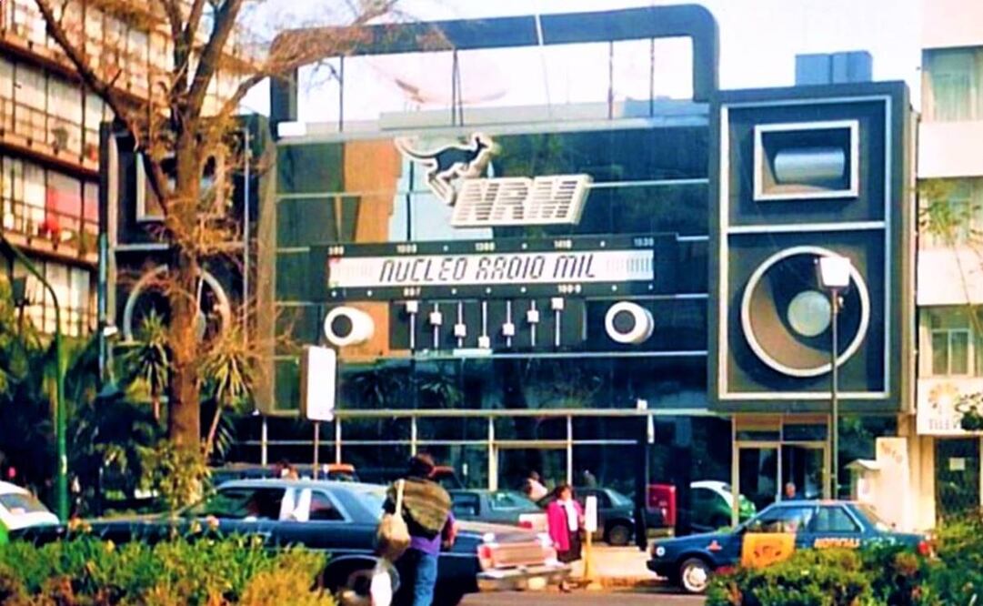 El edificio de Núcleo Radio Mil NRM en los años noventa. El inmueble de la Avenida Insurgentes Sur lució por algunos años esta llamativa fachada que hacía alusión a una grabadora de la época. Foto: Historias de la Ciudad de México/ Especial.