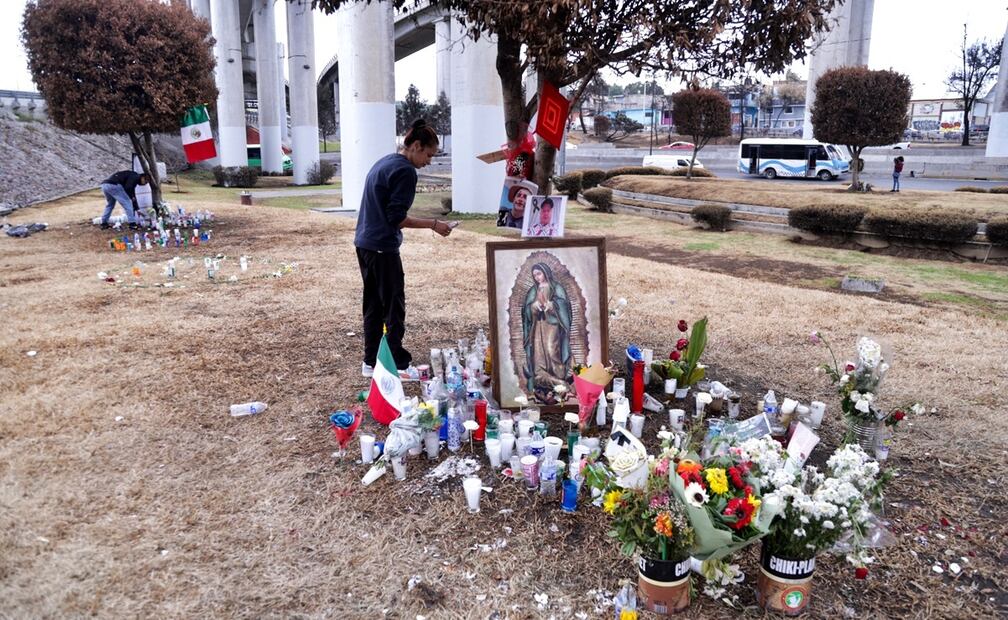 Personas de la CDMX y Edomex acuden al Puente de la Concordia a dejar flores y limpiar memoriales para las víctimas de la explosión de una pipa de gas en la alcaldía Iztapalapa, el 17 de septiembre de 2025. Foto: Carlos Mejía/EL UNIVERSAL