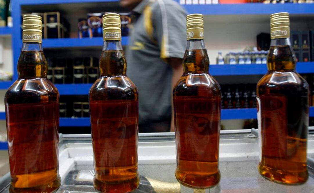 Las muertes por beber alcohol ilícito son frecuentes en la India (Foto: Archivo / Reuters)