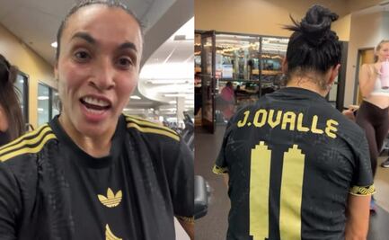 Marta felicita a Jacqueline Ovalle con camiseta de México tras premio FIFA