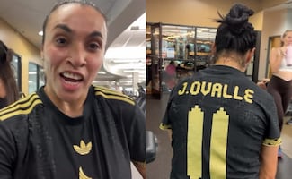 Marta felicita a Jacqueline Ovalle con camiseta de México tras premio FIFA