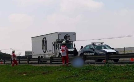 Encuentran cuerpo de hombre en acotamiento de Circuito Exterior Mexiquense; tenía heridas de bala en la cabeza 