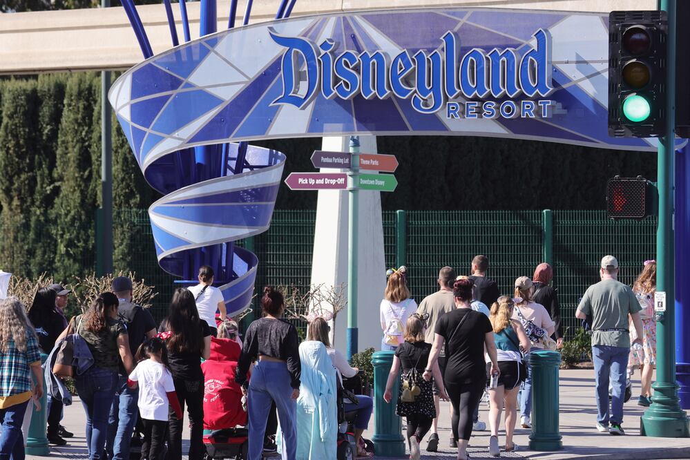 Visitantes en Disneyland Resort en Disneyland en Anaheim, California. Foto: EFE