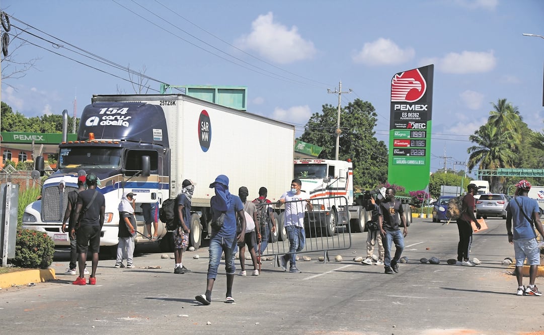 Por segundo día, migrantes bloquearon la carretera que comunica a México con Centroamérica, y la de Tapachula a Puerto Madero. Foto: María de Jesús Peters. EL UNIVERSAL