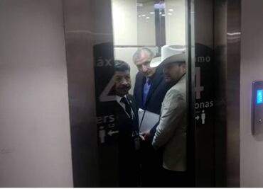 Inicia desfile de corcholatas; Adán Augusto López llega a plenaria de Morena