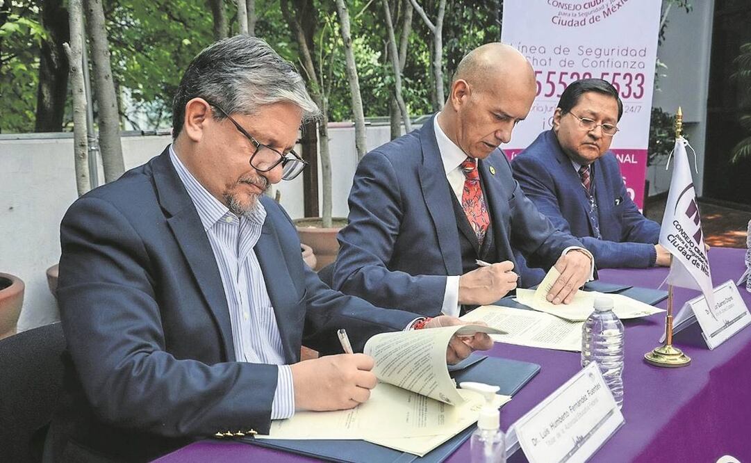 El titular de la AEFCM, Luis Humberto Fernández, y el presidente del Consejo Ciudadano, Salvador Guerrero Chiprés, en la firma. Foto: Especial