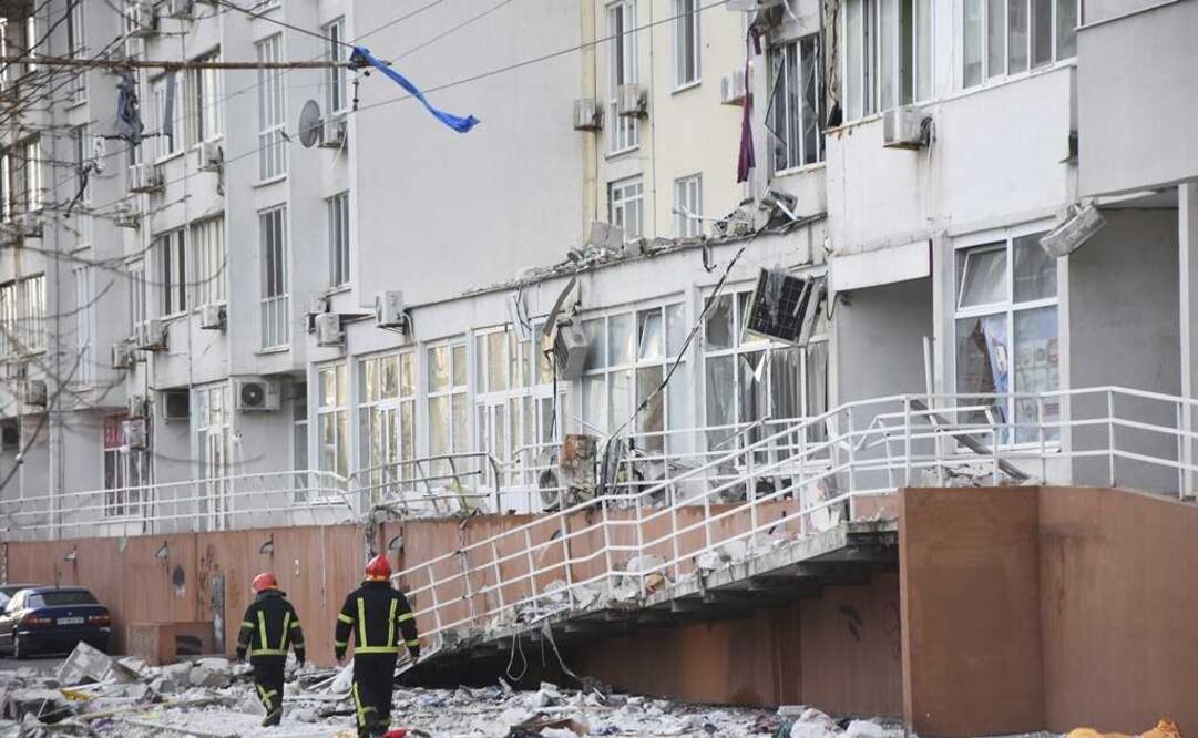 Los bomberos pasan frente a un edificio de apartamentos dañado por los bombardeos rusos en Odesa, Ucrania. Foto: Ilustrativa. AP