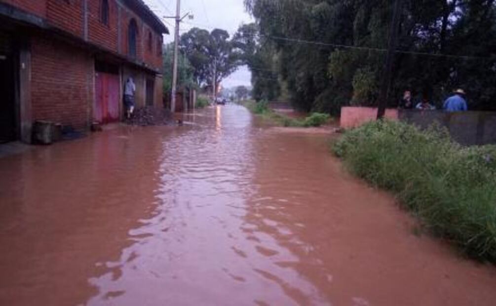 Lluvias dejan inundaciones y la caída de un puente en Michoacán