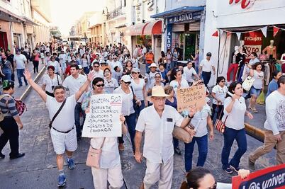 Marchan en nueve entidades contra alza a las gasolinas