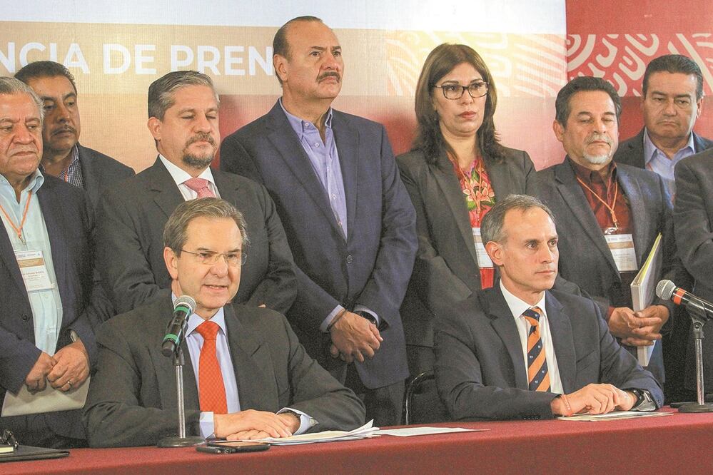 El secretario de Educación, Esteban Moctezuma Barragán, y el subsecretario de Prevención y Promoción de la Salud, Hugo López-Gattel señalaron que se busca proteger a los millones de niños, niñas y adolescentes. Foto: NOTIMEX
