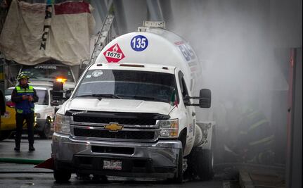 FOTOS: Pipa provoca caos en Tláhuac tras chocar y provocar fuga de gas