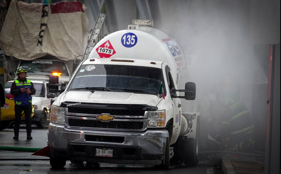 Una pipa de gas chocó sobre la avenida Tláhuac, tras sufrir una ponchadura de llanta, provocando una fuga en la línea de abastecimiento por lo que cuerpos de emergencia acudieron al lugar en la Ciudad de México, el 8 de octubre de 2025. Foto: Cuartoscuro.com