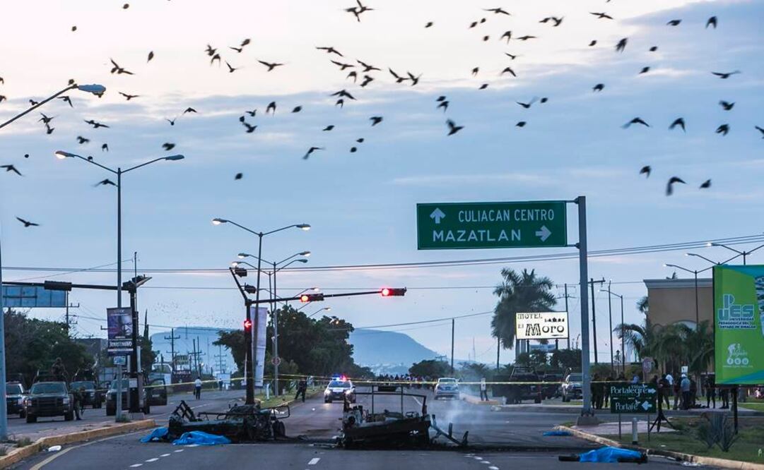 Vehículos calcinados tras la emboscada. Fotografía de Cuartoscuro