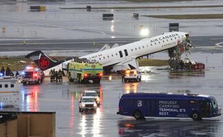 Dos controladores aéreos salieron una hora antes del accidente de Air Canada en LaGuardia; dejaron la torre con poco personal, reporta WSJ