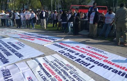 Protestan frente al Senado cooperativistas de Cruz Azul; bloquean vialidades 