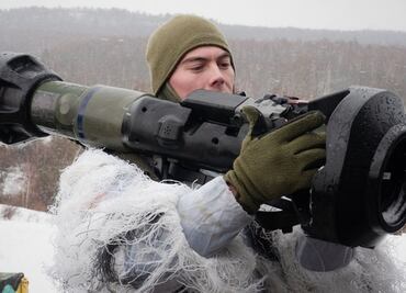 Qué es una "guerra proxy" y por qué Rusia acusa a la OTAN de haberla iniciado