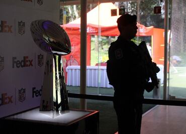 Policías capitalinos resguardan el trofeo Vince Lombardi de NFL