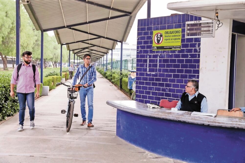 Una vez que los trabajadores entregaron las instalaciones de la UAM, algunos alumnos acudieron a las unidades para continuar con sus proyectos escolares / DIEGO SIMÓN. EL UNIVERSAL