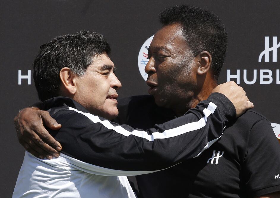 Pelé y Maradona, dos de los mejores futbolistas de la historia. FOTO: AFP