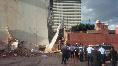 Buscan a personas atrapadas en edificio colapsado en colonia Portales Sur