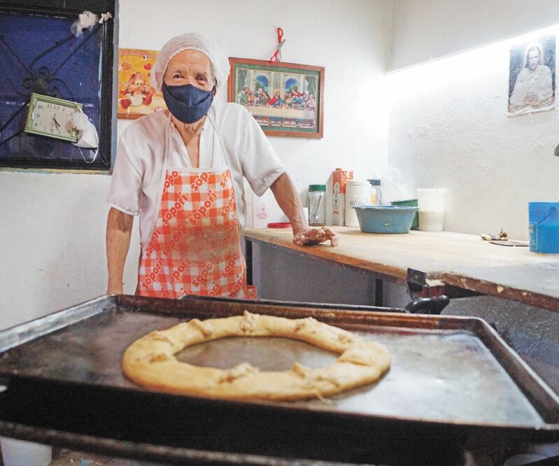 Don Alberto se ganó el cariño de jóvenes y vecinos, quienes lo ayudan en su negocio, como una forma de cuidarlo. Incluso, lo apoyaron a comprar un horno. EDWIN HERNÁNDEZ. EL UNIVERSAL