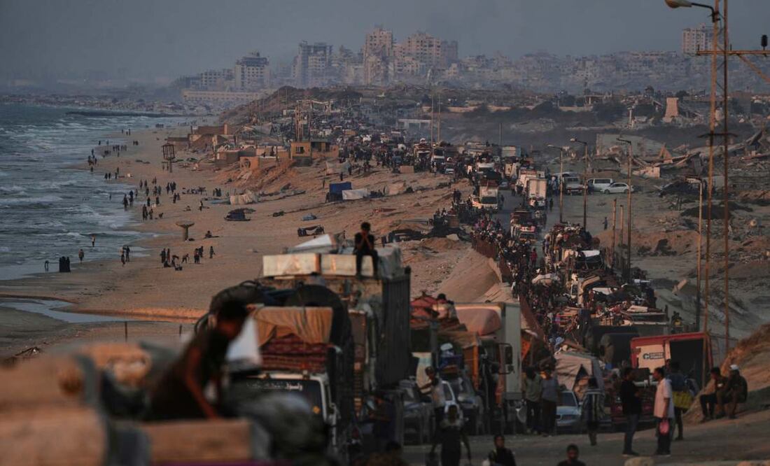 Palestinos desplazados huyen de la ciudad de Gaza a pie y en vehículos, llevando sus pertenencias por la carretera costera hacia el sur de Gaza, el jueves 18 de septiembre de 2025. Foto: AP