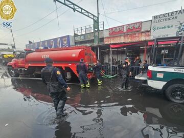 Policías y bomberos desazolvan coladera en Eje 1 Norte en las inmediaciones de la estación del Metro Lagunilla