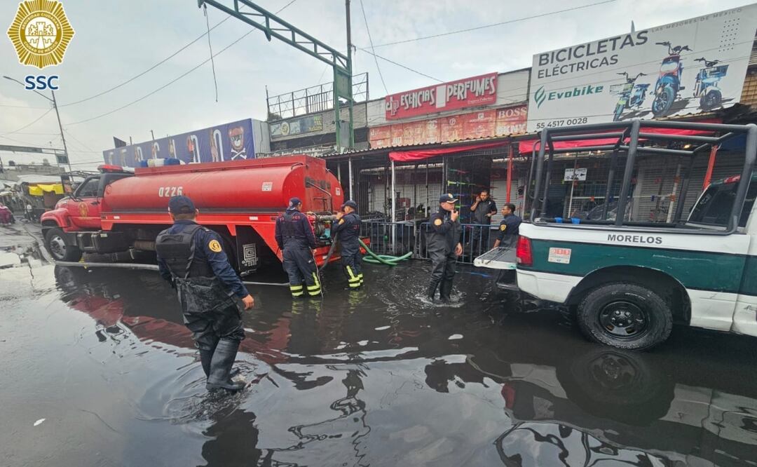 Desazolvan coladera en Eje 1 Norte; SSC y bomberos restablecen circulación tras encharcamientos. Foto: Especial