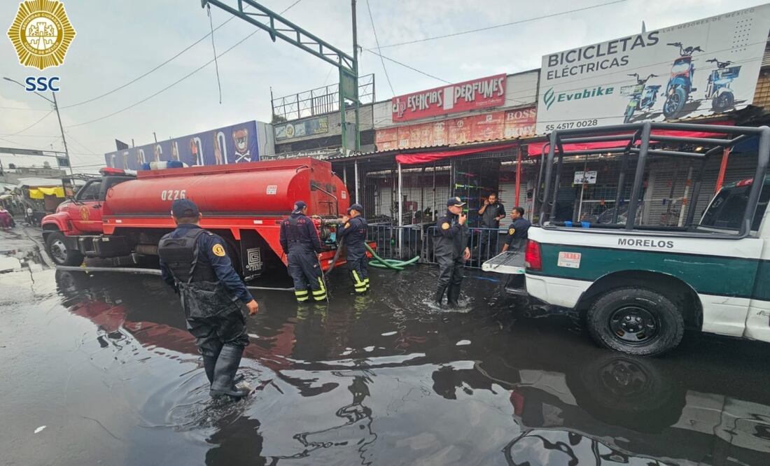 Desazolvan coladera en Eje 1 Norte; SSC y bomberos restablecen circulación tras encharcamientos. Foto: Especial