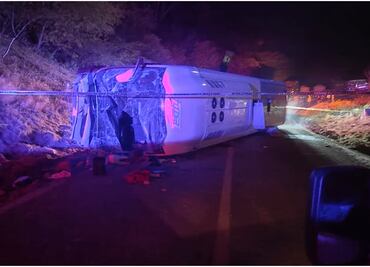 Volcadura de autobús deja un muerto y 14 heridos en Oaxaca