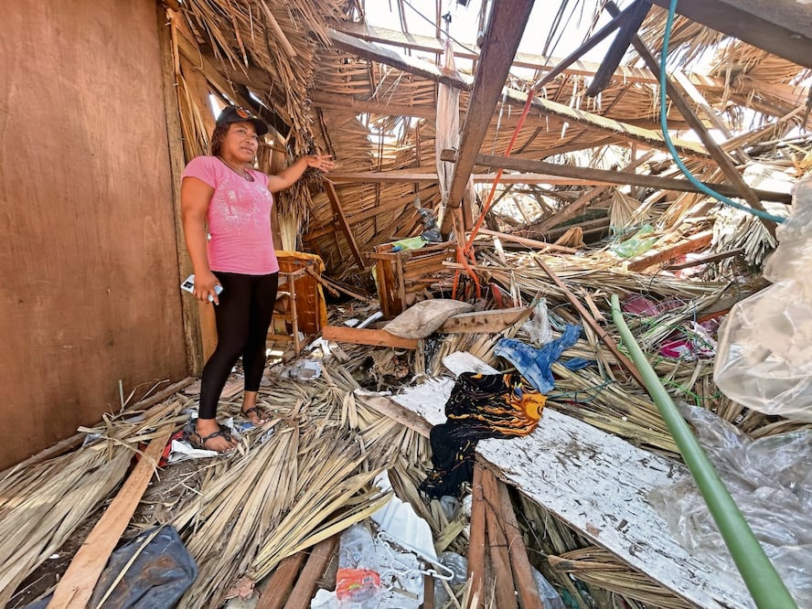 Doña Joaquina perdió todo su patrimonio en el mercadillo del Princess, pero aún busca entre los escombros trajes de baño y artesanías enterradas. Foto: Iván Montaño/El Universal