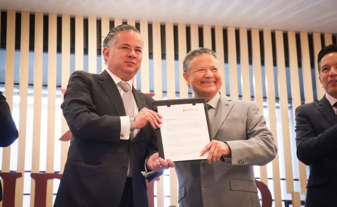 Julio Menchaca, gobernador de Hidalgo y Santiago Nieto, Director General del IMPI. Foto: Especial