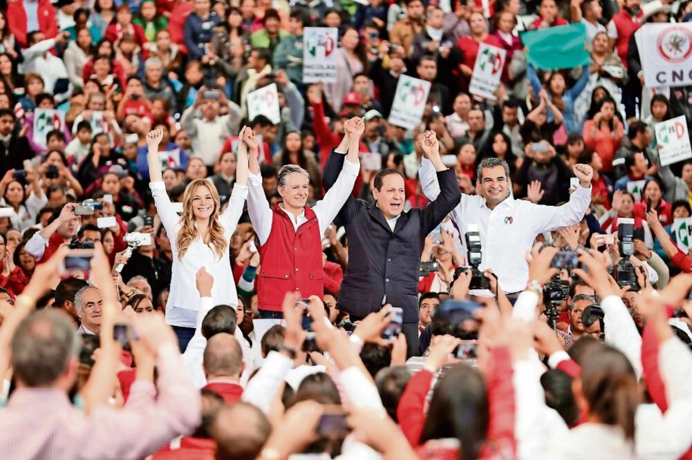 La ola roja se puso en marcha en el Edomex, donde 10 gobernadores y cinco secretarios de Estado brindaron su apoyo al candidato Alfredo del Mazo (IVÁN STEPHENS. EL UNIVERSAL)