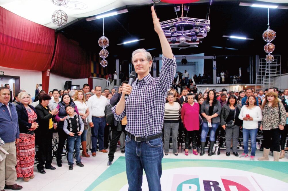 El priísta dijo que mejorará las oportunidades para los jóvenes, ya que de cada 100 niños que entran a la primaria, 91 “se quedan en el camino” y no concluyen sus estudios de nivel superior. (ARCHIVO EL UNIVERSAL)