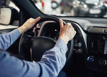 Por qué vibra el volante al frenar tu auto