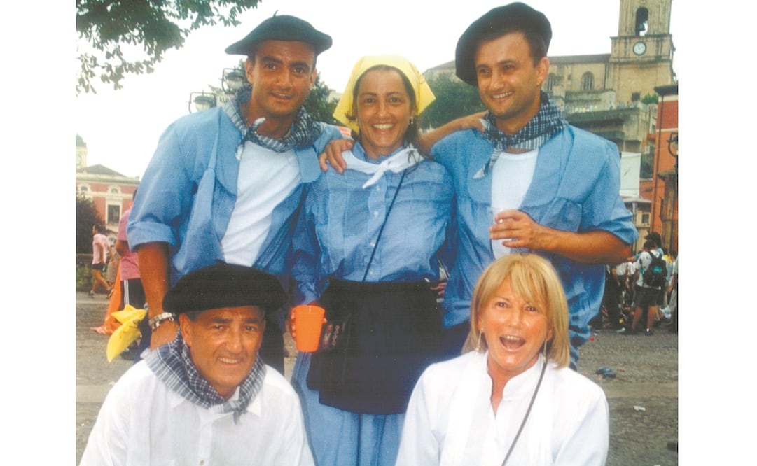 Maribel Tellaetxe, a la derecha, con su familia. Ella murió a los 76 años sin que su marido y sus tres hijos pudieran cumplir la promesa que le hicieron de poner fin a su vida legalmente, cuando fuera incapaz de reconocer a sus familia. Foto: SOS AMATXU