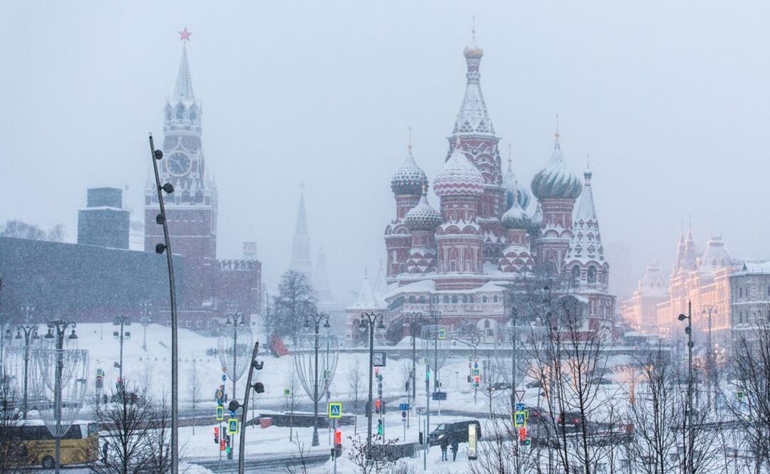 Vista de la Torre Spasskaya, y de la Catedral de San Basilio, en la plaza roja, en Moscú, Rusia (Foto: Xinhua)