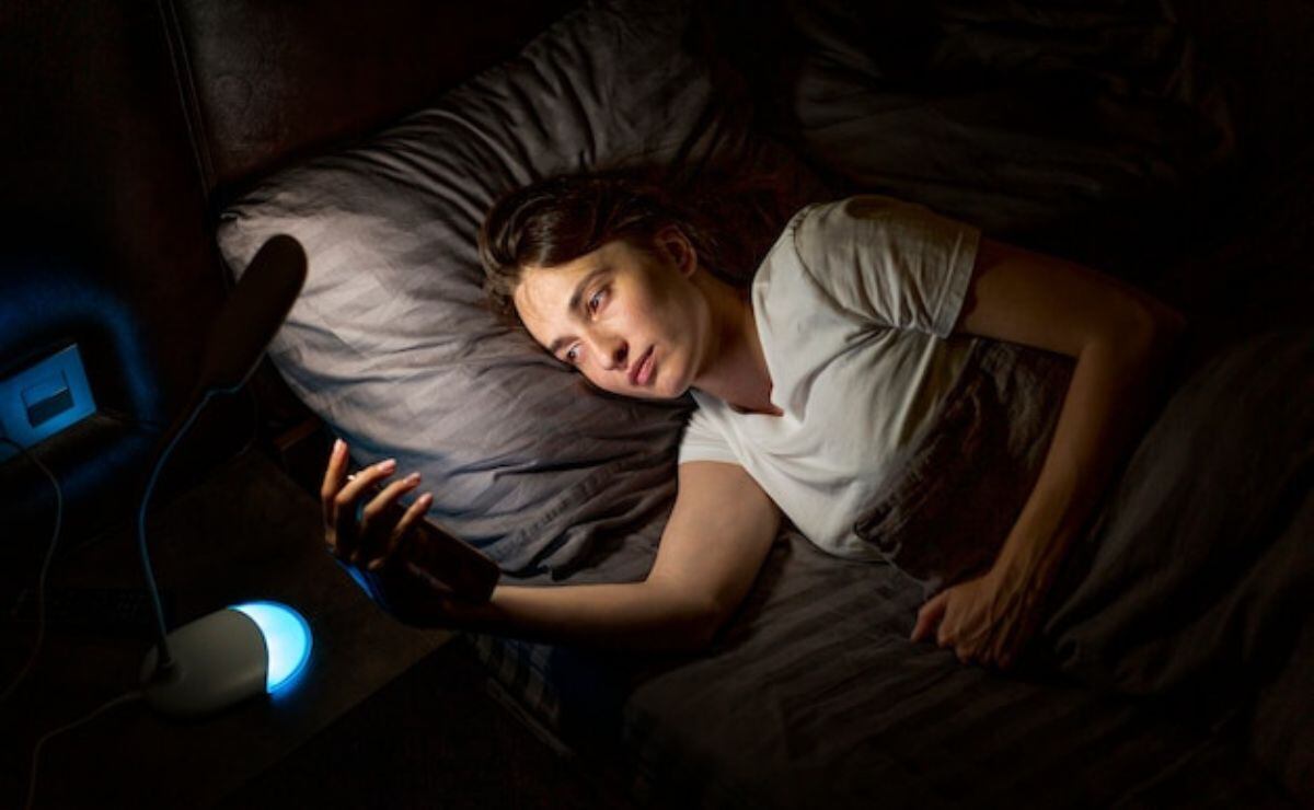 El uso del celular antes de dormir provoca insomnio. Foto: Freepik.