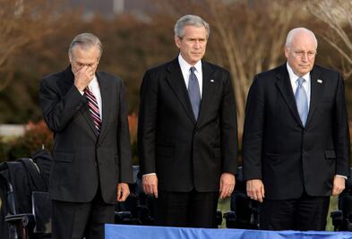 H.W. Bush critica a Cheney y Rumsfeld