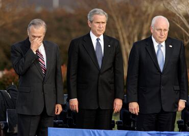 H.W. Bush critica a Cheney y Rumsfeld