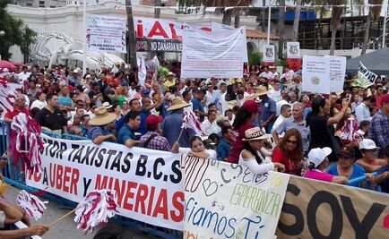Protestan contra proyecto minero en BCS previo a mitin de AMLO