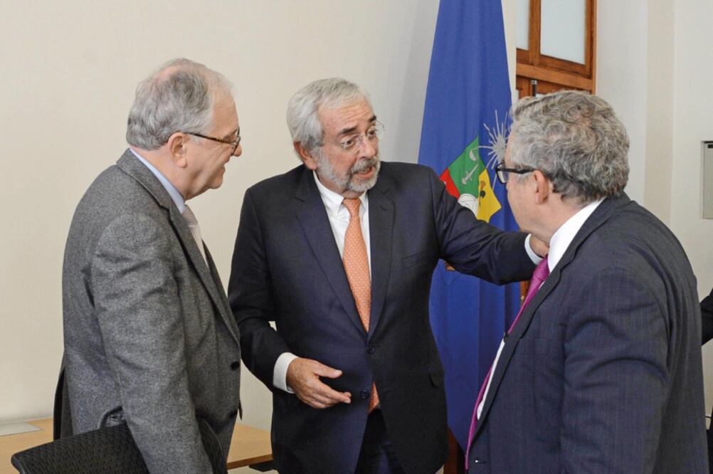 Enrique Graue Wiechers, rector de la Universidad Nacional Autónoma de México (centro), se sumó al pronunciamiento de otras 36 universidades en el que se pide a los gobiernos mayor apoyo para fomentar el intercambio estudiantil. (UNAM)