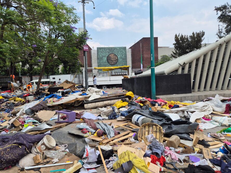 Desde la noche del jueves 1 de mayo, trabajadores de la alcaldía Venustiano Carranza comenzaron el desmantelamiento del campamento migrante ubicado en el Parque Guadalupe Victoria. (FOTO: Jorge Alejandro Medellín/ EL UNIVERSAL)