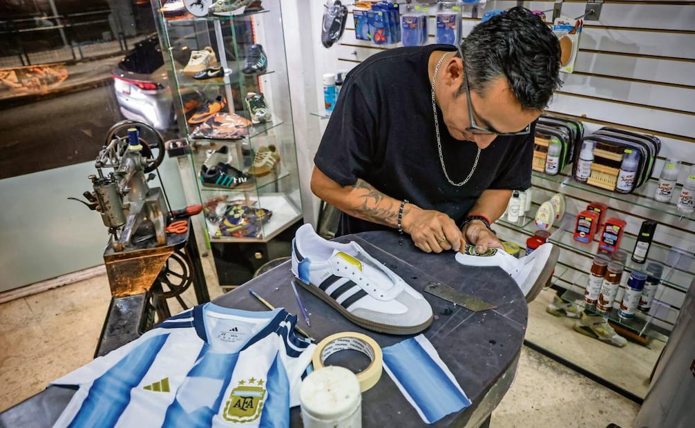 No sólo repara calzado; tunea tenis. Foto: Luis Camacho