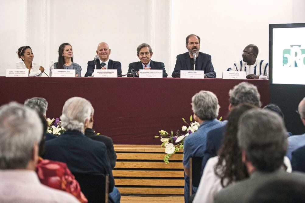 En la presentación: Daniela Flores, Carmen Boullosa, Eduardo Vázquez, Cuauhtémoc Cárdenas, Juan Villoro y Koulsy lamko. (GERMÁN ESPINOSA. EL UNIVERSAL)