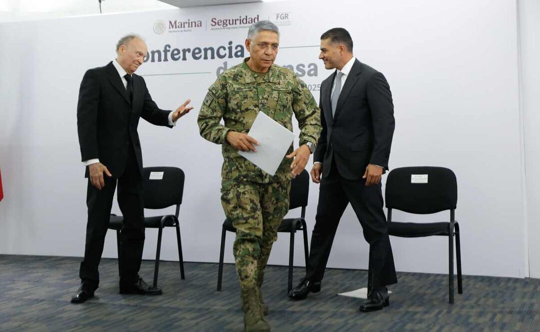 Omar García Harfuch, secretario de Seguridad Ciudadana; Alejandro Hertz Manero, fiscal general, y Raymundo Morales, secretario de Marina, ofrecieron una conferencia de prensa, este 7 de septiembre del 2025, para dar detalles de las investigaciones del aseguramiento de 10 millones de litros de hidrocarburo en Tampico, Tamaulipas. Foto: Diego Simón / EL UNIVERSAL.