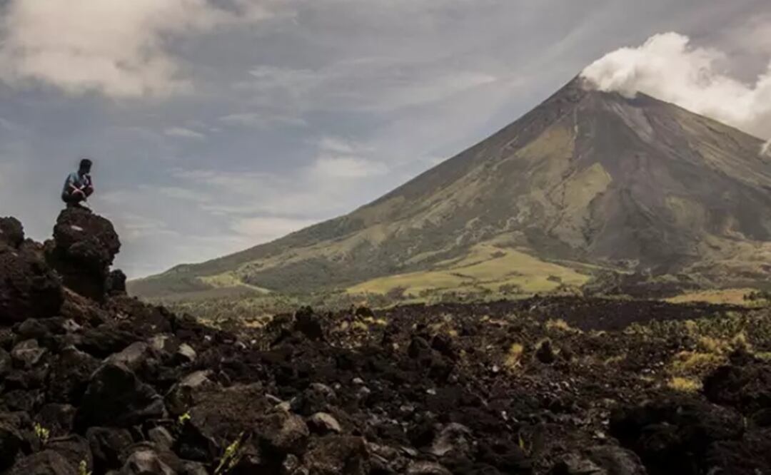 Un hombre visto frente al Monte Mayon, un gigante de la naturaleza, el volcán más activo de Filipinas. Foto: Eyepix Group
